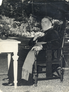 833172 Portret van Johannes de Jong (1885-1955), op het terrein van het Moederhuis van de Zusters van Onze Lieve Vrouwe ...